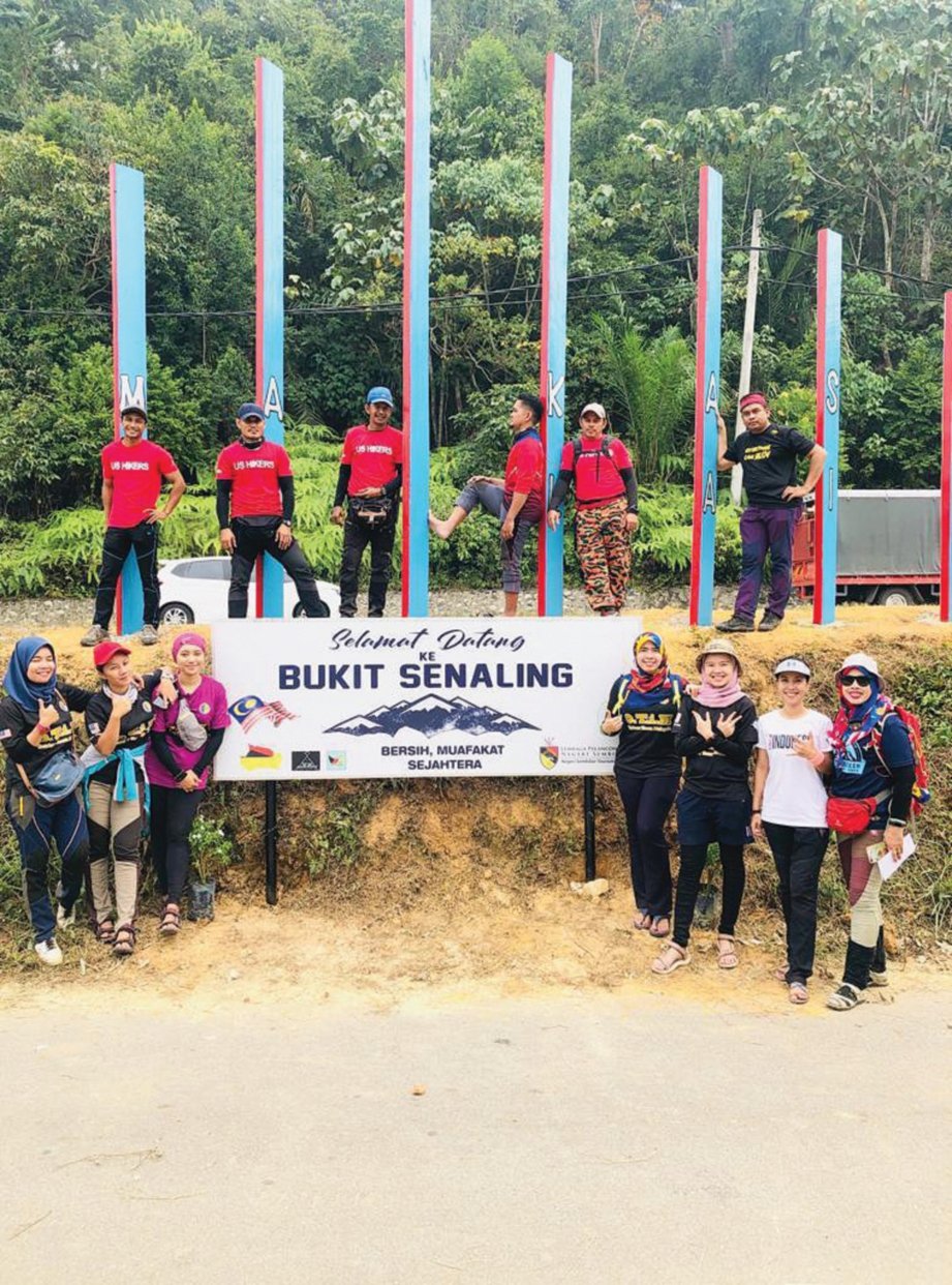 KUMPULAN jurupandu Ulu Senaling Hiker bergambar di papan tanda Bukit Senaling.