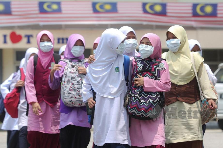 MURID Sekolah Kebangsaan Tok Jembal memakai topeng muka berikutan jerebu yang melanda. Indeks Pencemaran Udara (IPU) di sekitar Kuala Terengganu pada tahap tidak sihat dengan bacaan 145 setakat 3.00pm.  FOTO Ghazali Kori