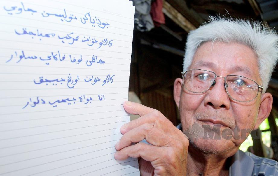 WARGA emas, Owee Ching Lyu, 77 menunjukkan tulisan jawi yang ditulisnya ketika ditemui di Kampung Sakar Sungai. FOTO Nik Abdullah Nik Omar