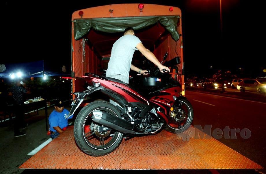 MOTOSIKAL jenis Y15 disita selepas ditahan dalam sekatan jalan pada Operasi Bersepadu Khas di Lebuh Alor Gajah-Melaka-Jasin (AMJ) berhampiran Bukit Serindit. FOTO Rasul Azli Samad
