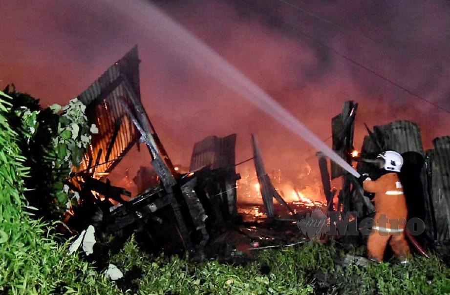 ANGGOTA bomba bertungkus lumus memadam kebakaran di Kampung Teck Guan, Lahad Datu. FOTO Ihsan Bomba