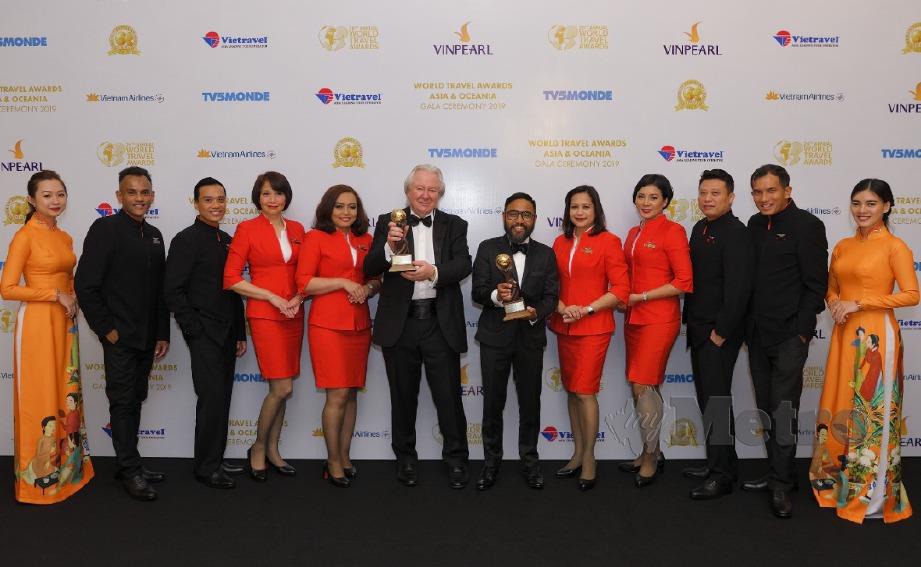 KETUA Pegawai Eksekutif AirAsia Malaysia, Riad Asmat (enam dari kanan) bersama kru kabin AirAsia menerima anugerah Syarikat Penerbangan Tambang Rendah Terbaik Asia dan Kru Kabin Terbaik di World Travel Awards Asia dan Oceania 2019 di Vietnam yang disampaikan oleh dan Presiden dan Pengasas World Travel Awards, Graham Cooke (enam dari kiri).