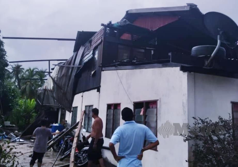 KEADAAN rumah Muhammad Hasrimazlan Hassan di Kampung Hilir, Jerlun selepas bumbung diterbangkan angin. FOTO Ihsan Pembaca