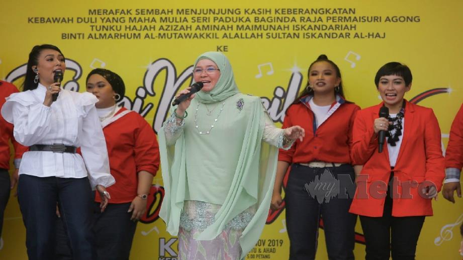 TUNKU Azizah Aminah Maimunah Iskandariah berkenan menyampaikan dua lagu medley pada Konsert Koir Kebangsaan Malaysia 2019 di Penjara Kajang.  FOTO NURUL SYAZANA ROSE RAZMAN