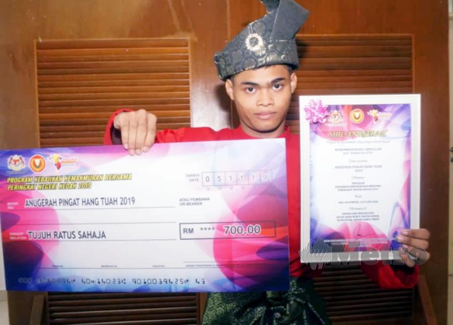 MUHAMMAD Rasul Abdullah,16, menunjukkan sijil dan replika cek bernilai RM700 yang diterima  selepas menerima Anugerah Pingat Hang Tuah 2019 sempena Program Kebajikan Kemakmuran Bersama Peringkat Negeri Kedah anjuran Jabatan Kebajikan Masyarakat (JKM) di Dewan Seri Mentaloon. FOTO Noorazura Abdul Rahman