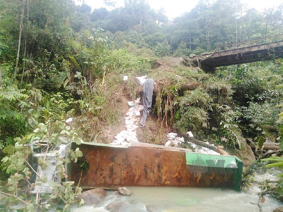 KEADAAN lori yang terhumban ke dalam gaung sedalam 10 meter berhampiran sungai di jalan Ladang Penyuan 2 Murum, Belaga. FOTO Erika George