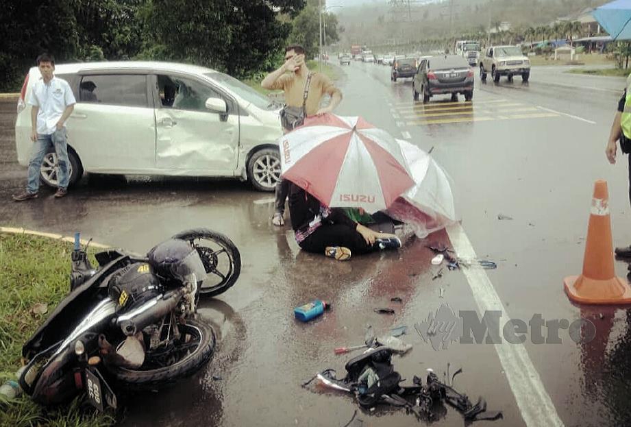 LELAKI maut manakala isterinya parah selepas motorsikal yang ditunggang mereka merempuh kereta Perodua Alza di Jalan Politeknik, berhampiran stesen minyak KKIP, di Kota Kinabalu, semalam. FOTO Ihsan PDRM
