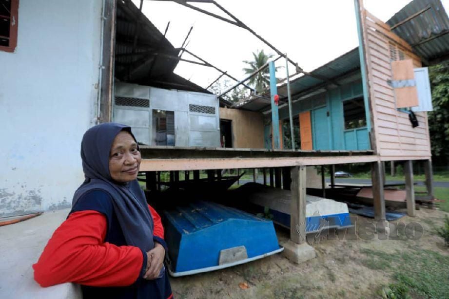 MANGSA Maimun Omar terlihat keadaan rumahnya yang musnah selepas  dilanda angin kencang di Kampung Temai Hilir. FOTO Mohd Rafi Mamat