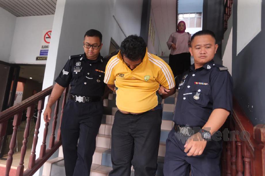 TERTUDUH, Ahmad Muzamil Pandak, 31, diiringi anggota polis keluar dari Mahkamah Majistret selepas mengaku tidak bersalah atas pertuduhan melakukan suatu perbuatan kelucahan melampau terhadap lelaki berumur 12 tahun ketika dibawa di Kompleks Mahkamah Melaka, Ayer Keroh. FOTO Rasul Azli Samad