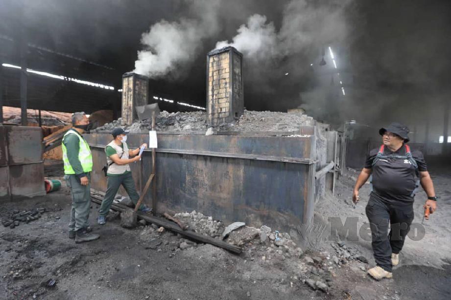 ANGGOTA Penguatkuasa Jabatan Perhutanan Negeri Pahang menyita dapur arang kiub selepas menyita kilang pada Operasi Bersepadu Ops Kilang, di Lebuh Raya Tun Razak. FOTO Mohd Rafi Mamat