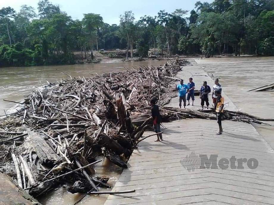 AIR Sungai Tembeling  yang surut di  Ulu Tembeling  menyebabkan banyak kayu hanyut yang tersangkut di jambatan di Kampung Gusai. FOTO Roselan Ab Malek