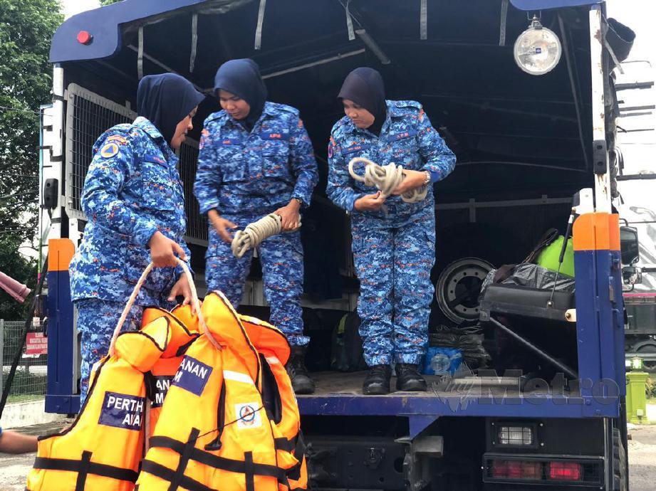 ANGGOTA APM Kedah terbabit dalam misi kemanusiaan bantu mangsa banjir di Pantai Timur menyusun jaket keselamatan untuk dibawa ke Besut, Terengganu. FOTO Zuliaty Zulkiffli