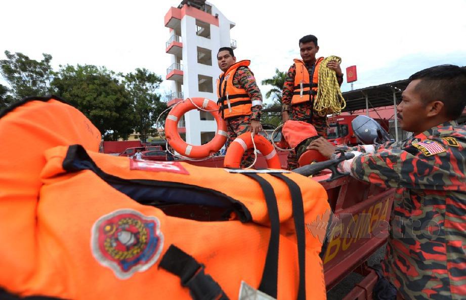 ANGGOTA bomba memeriksa peralatan keselamatan untuk persediaan menghadapi banjir di Ibu Pejabat JBPM Negeri Sembilan, Seremban 2. FOTO Iqmal Haqim Rosman