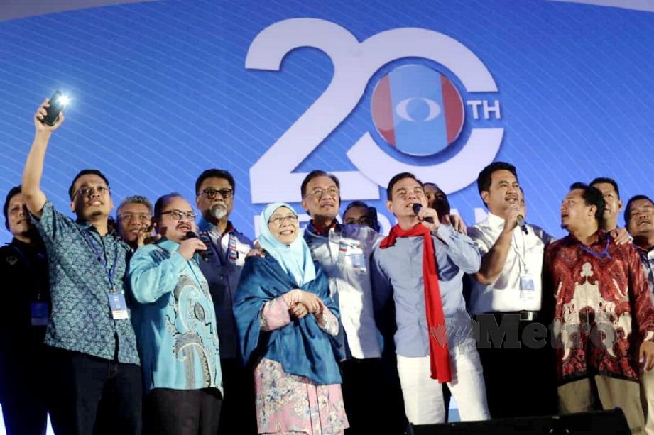 DATUK Seri Anwar Ibrahim (tengah) dan Datuk Seri Dr Wan Azizah Wan Ismail (empat dari kiri) menyanyi lagu 'Teman Sejati' bersama penyanyi, Yasin Sulaiman (tiga dari kanan) pada Kongres Nasional PKR 2019. FOTO Khairunisah Lokman