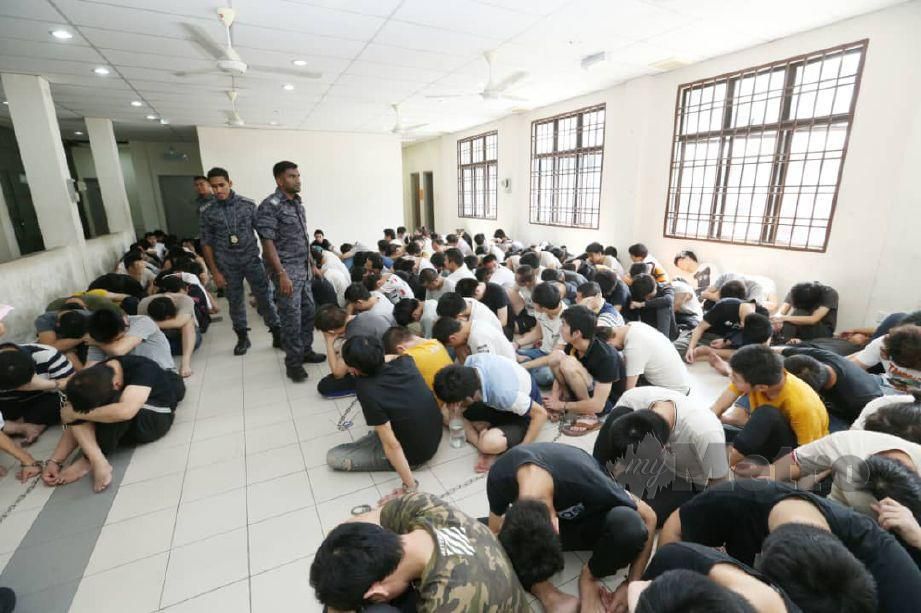 SEBAHAGIAN daripada 373 warga China yang ditahan dalam operasi khas Jabatan Imigresen  didakwa di Mahkamah Sesyen Sepang hari ini, atas pertuduhan memasuki dan berada di negara ini secara haram. FOTO Ahmad Irham Mohd Noor