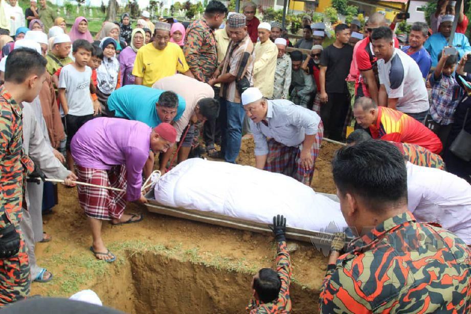 ANGGOTA bomba dan penduduk kampung mengusung jenazah Nur Izzati Afiqah Hussian, 29 yang menghembuskan nafas terakhir di kebumikan di Tanah Perkuburan Islam Kampung Gaung, Tendong. FOTO Nik Abdullah Nik Omar