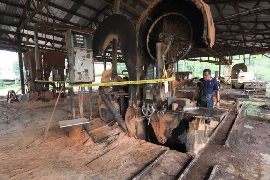 ANGGOTA penguatkuasa Zon Pahang Timur, Jabatan Perhutanan Negeri Pahang (JPNP) mengadakan operasi menyita kilang papan yang beroperasi secara haram  di Kampung Sungai Bayas Jalan Sungai Lembing. FOTO Mohd Rafi Mamat
