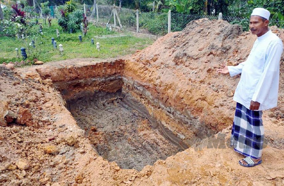YAN 20 DiSEMBER 2019. Zainuddin Ahmad melihat liang yang siap digali untuk persiapan mengebumikan jenazah lima bersaudara yang meninggal dalam kemalangan di Kuala Kubu Baru.STR/ZULIATY ZULKIFFLI