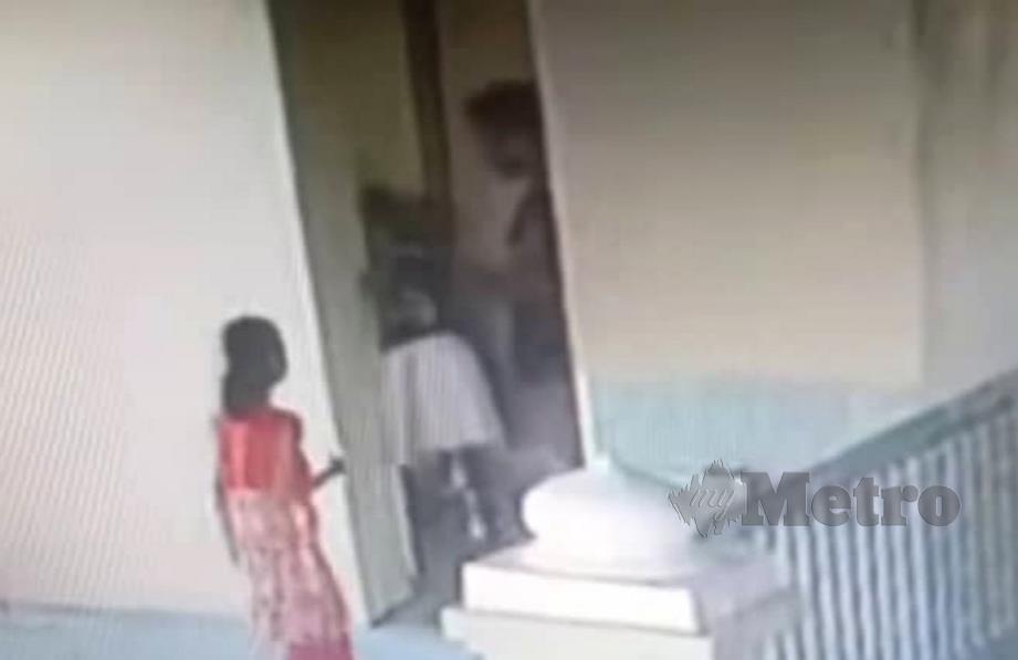 RAKAMAN kamera litar tertutup (CCTV) menunjukkan seorang lelaki mencabul kanak-kanak perempuan berusia sembilan tahun di tandas Surau Al Ikhlas Zon Mawar pada 13 Disember lalu. FOTO Ihsan Pembaca