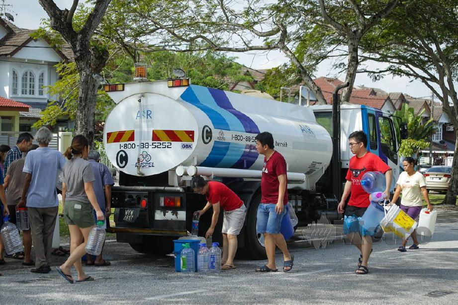 PENDUDUK USJ membawa tong untuk mengisi air berikutan dengan gangguan bekalan air di kawasan Petaling, menerima bekalan air melalui lori tangki di Pusat Khidmat Setempat, USJ 4, Subang Jaya. FOTO Aziah Azmee