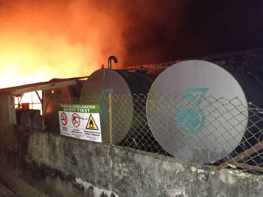 TIGA tangki berisi kapasiti keseluruhan 18,000 liter diesel berjaya diselamatkan daripada letupan susulan tindakan cekap anggota bomba mengawal kebakaran, dalam kejadian di Kampung Beladin. FOTO Ihsan Bomba
