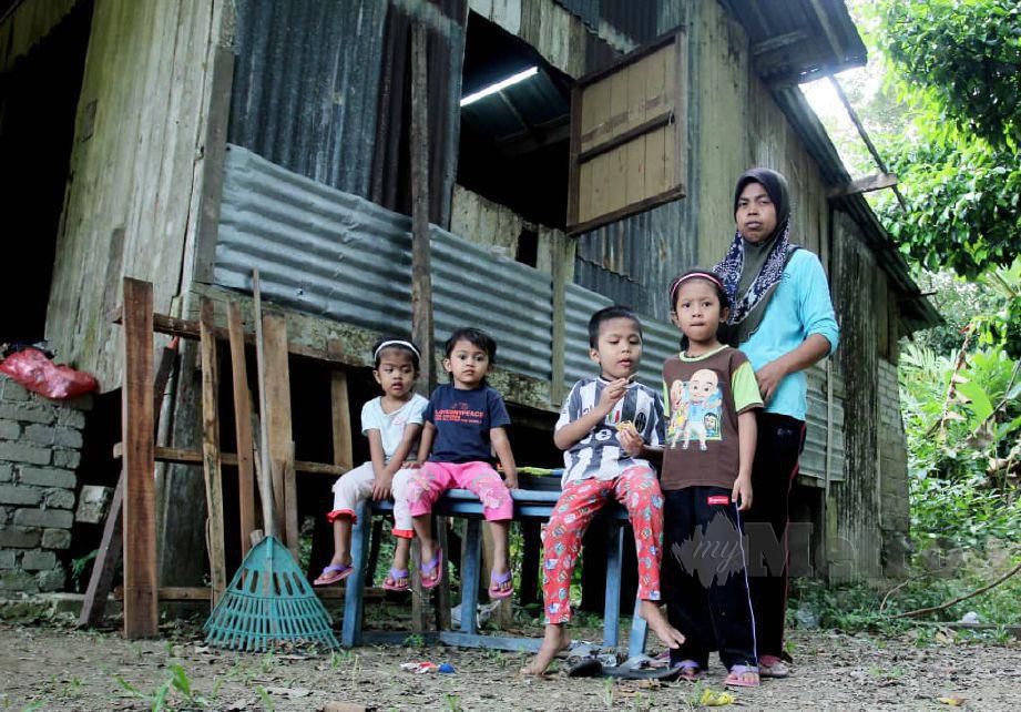 ISMARINA Ismail, 32, bersama dengan empat anaknya yang berusia empat hingga 10 tahun. Anak sulungnya, Mohd Aiman Fahmi Uzani, 10, menghidap autisme, ketika ditemui dirumah sewa di Kampung Tualang, Bunut Susu. FOTO Nik Abdullah Nik Omar