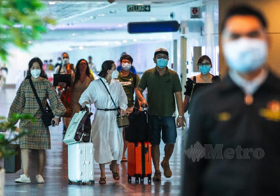 Orang ramai memakai penutup muka dan hidung berikutan penularan wabak 2019 Novel Koronavirus (2019-nCoV) di Terminal Lapangan Terbang Antarabangsa Kuala Lumpur 2 (KLIA2). FOTO Luqman Hakim Zubir