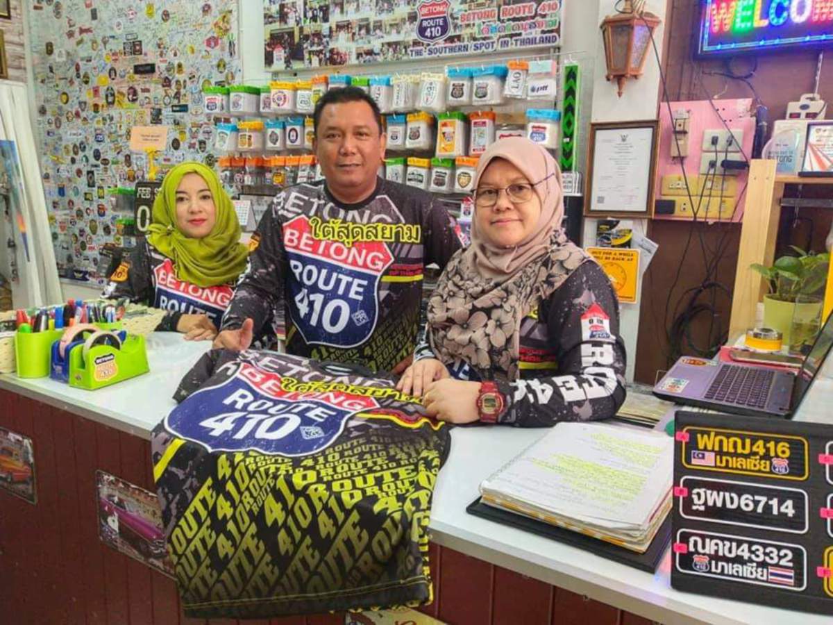 ABDUL Halim (tengah) gigih berniaga kedai cenderamata di Betong walaupun pintu sempadan ditutup kepada pelancong Malaysia.