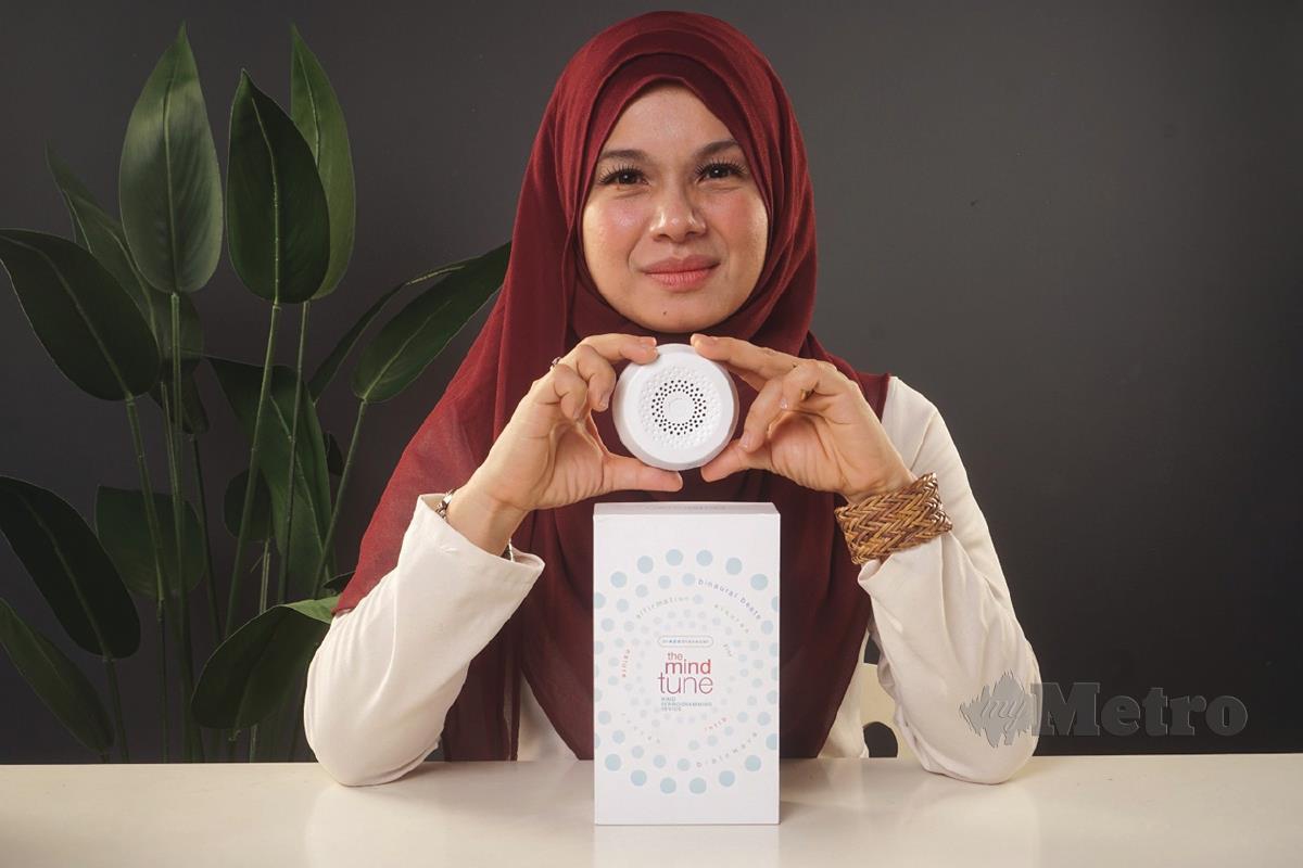 DR Azuraida bersama peranti kesihatan minda keluarga Malaysia,  The Mind Tune yang diciptanya.