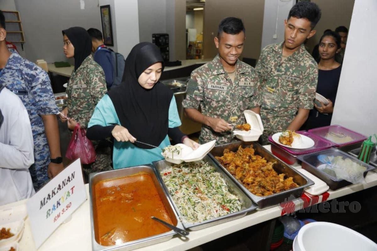 PENUNTUT menerima manfaat Menu Keluarga Malaysia di kafeteria UPNM. FOTO Ihsan UPNM.