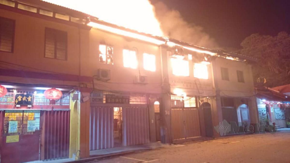 RUMAH kedai yang terbakar di Jalan Sultan Ibrahim, Bandar Melawati. FOTO Ihsan Bomba