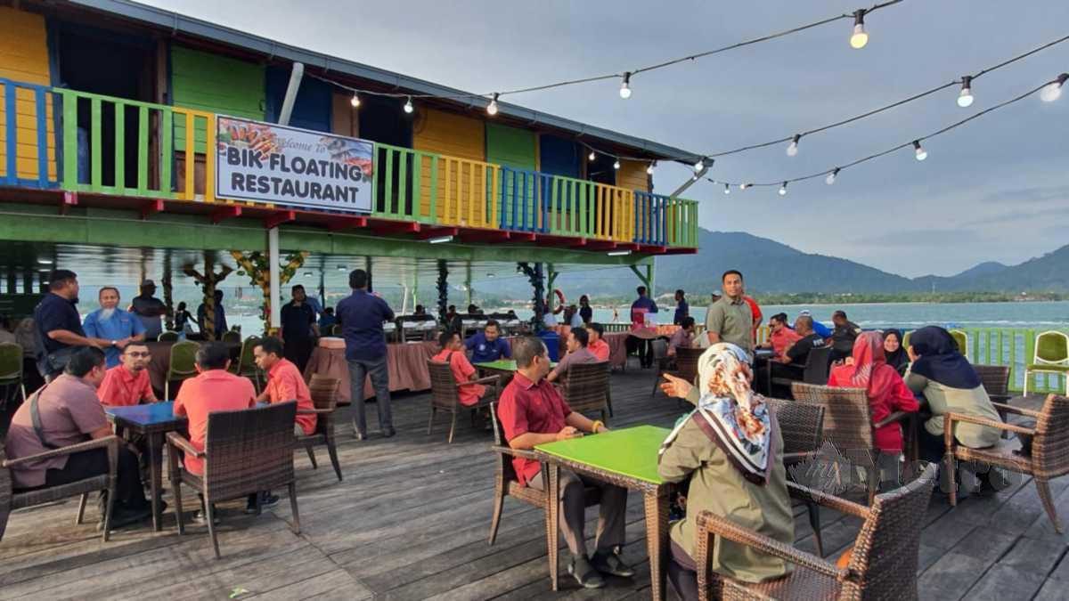 SEBAHAGIAN pengunjung yang menikmati sajian di BIK Floating Restaurant. FOTO Hamzah Osman