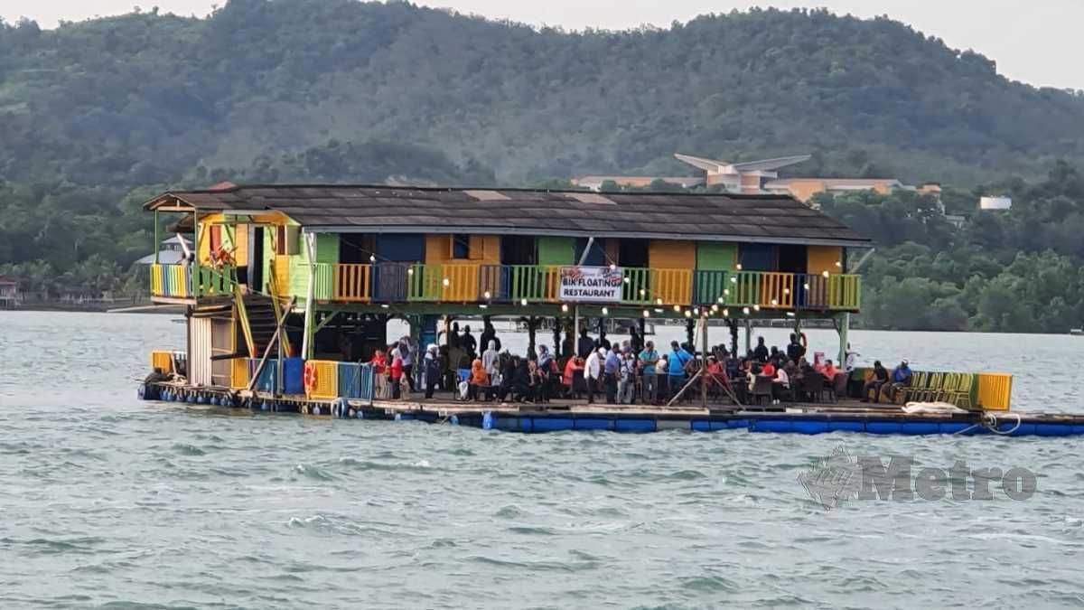 BIK Floating Restaurant yang dibangunkan di perairan Kampung Sungai Menghulu, Langkawi. FOTO Hamzah Osman