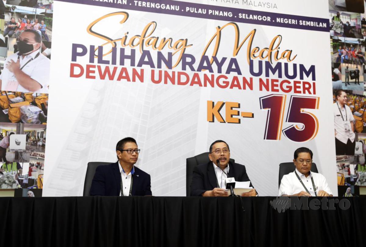 ABDUL Ghani (tengah)ketika sidang media di Putrajaya. Turut kelihatan Timbalan Pengerusi SPR Dr Azmi Sharom (kiri) dan Setiausaha SPR Datuk Ikmalrudin Ishak (kanan). FOTO Mohd Fadli Hamzah