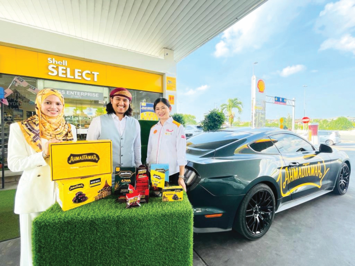 SYARIFAH Nurfaizah dan Syed Hamdi bergambar bergambar bersama produk AhmadTamar yang kini boleh didapati di Shell Select.