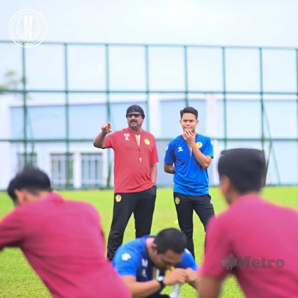 Devan (tengah) mengendalikan latihan persiapan terakhir menjelang pertembungan dengan Kuching City FC, esok. - Foto FB NSFC.