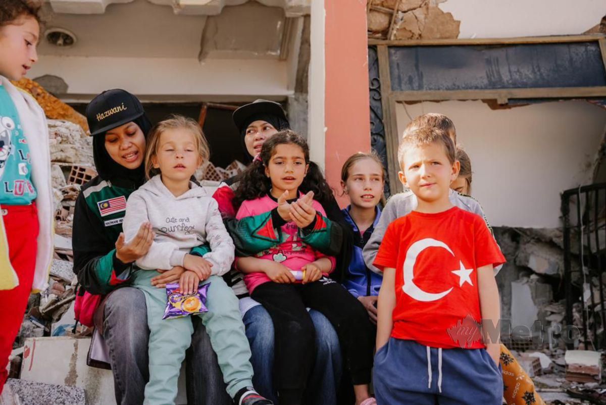 HELIZA menyantuni kanak-kanak di Turki yang juga mangsa gempa bumi baru-baru ini.