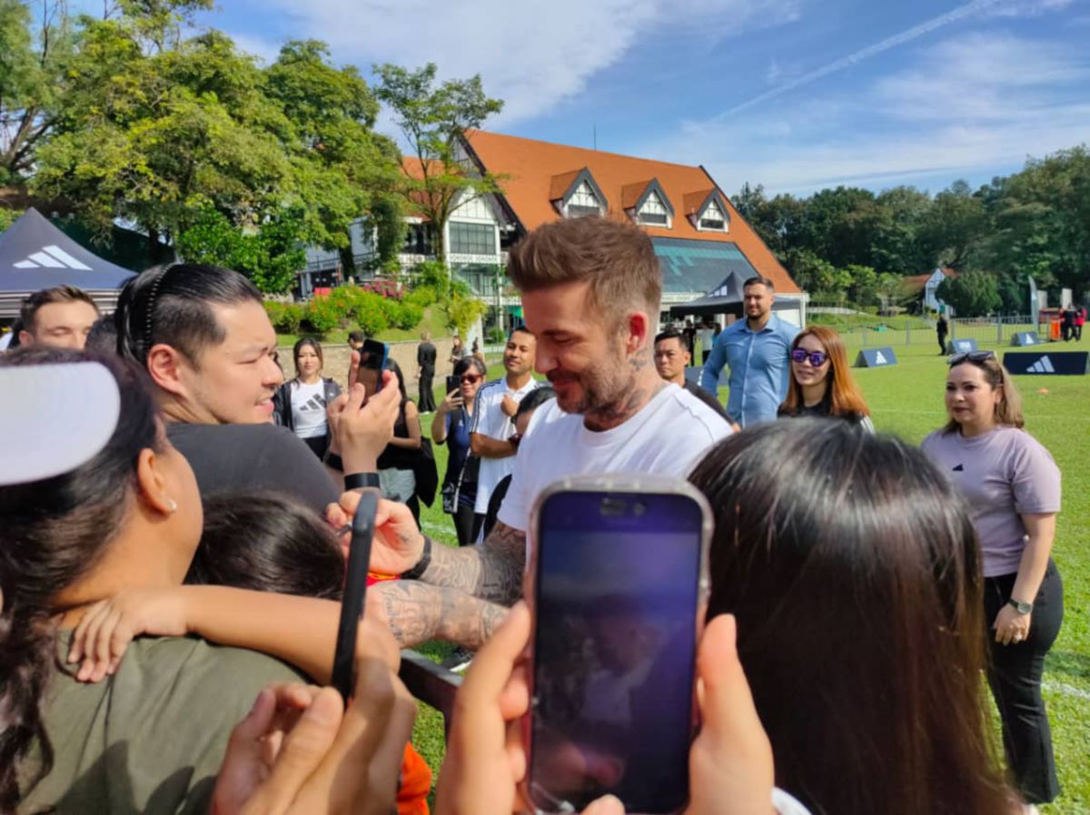 DAVID Beckham meluangkan masa bersama pemain bola sepak wanita negara dalam Program Bolasepak Wanita Malaysia (AMGFP) di Kelab Diraja Selangor, Bukit Kiara, awal pagi tadi.  