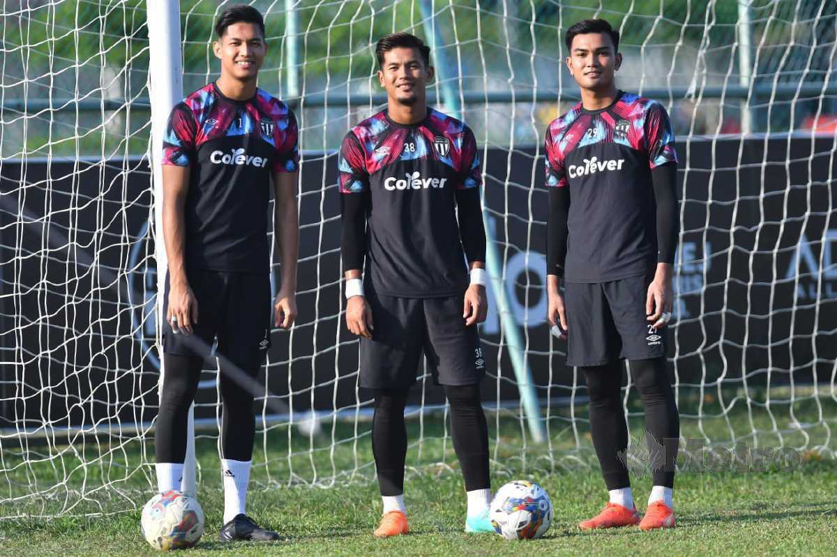 Muhammad Rahadiazli Rahalim (kiri), Suhaimi Husin (tengah) dan Syed Muhammad Nasrulhaq Syed Bidin kekal bersama TFC pada musim ini. - Ghazali Kori
