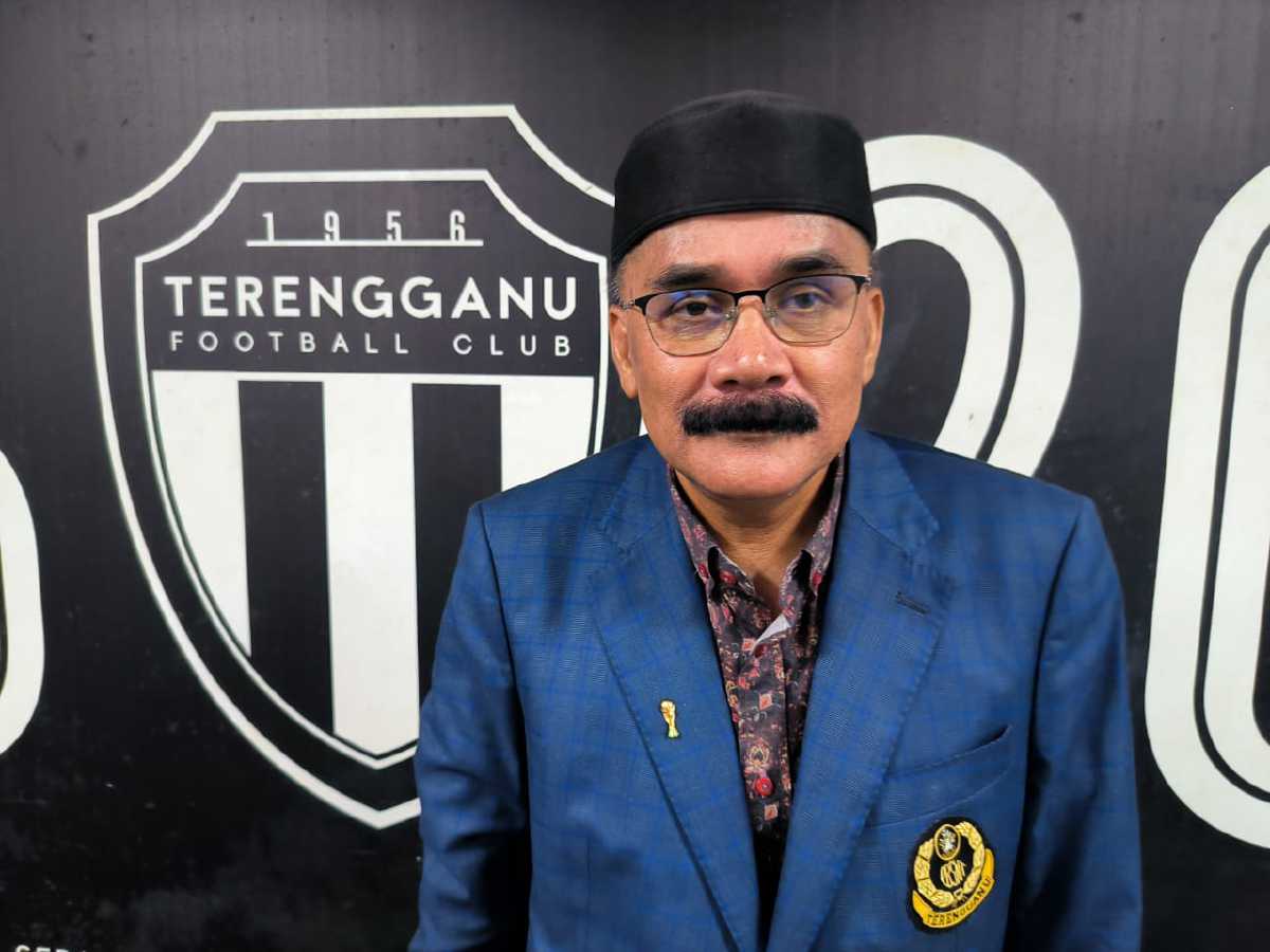 TIMBALAN Presiden PBSNT, Datuk Marzuki Sulong ucap terima kasih kepada TMJ selepas memberi pinjam dua pemainnya kepada TFC. FOTO Malik Muhamad