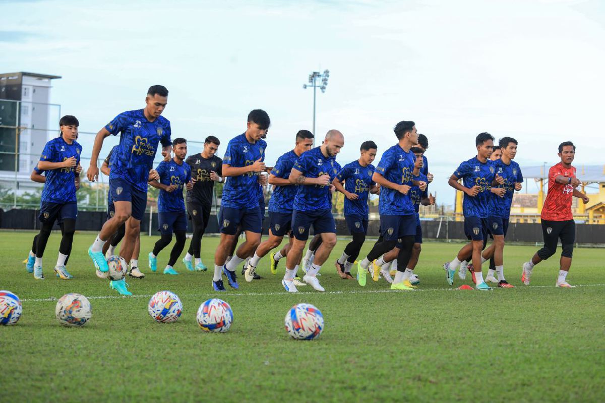 Pemain Terengganu FC giat menjalani latihan menjelang saingan Piala FA malam esok. FOTO Ghazali Kori