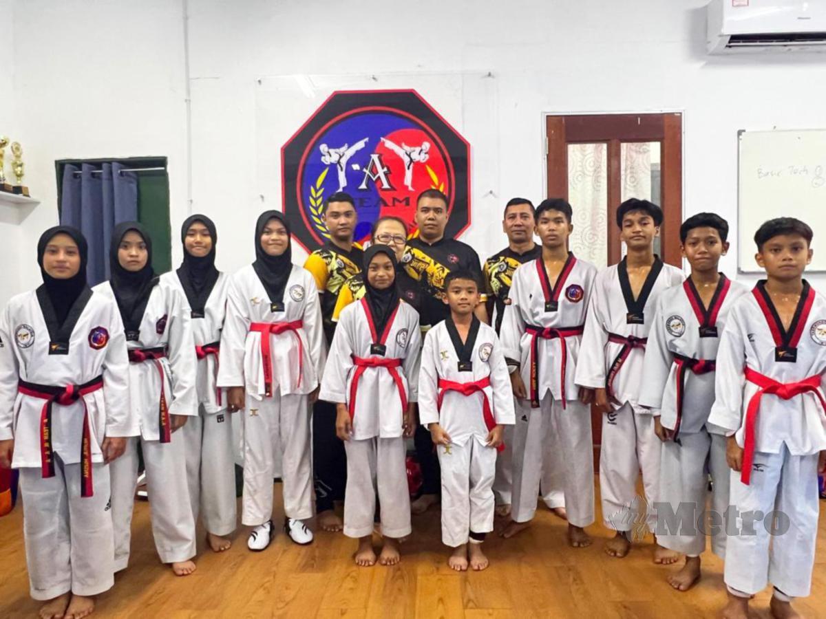 Sebahagian daripada pelatih di A Team Martial Art. 