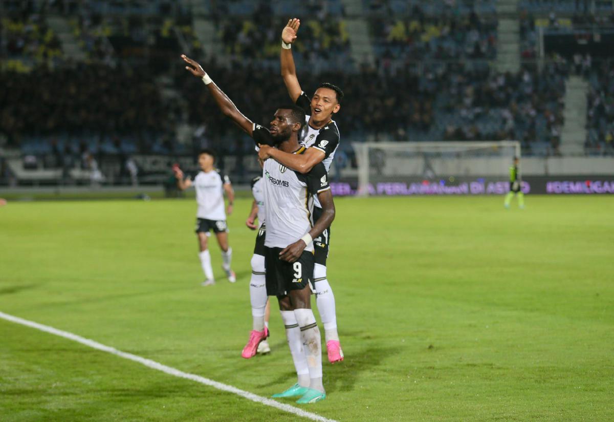 Pemain Terengganu FC, Ismaheel Akinade meraikan jaringan gol bersama rakan sepasukan pada aksi Perlawanan Suku Akhir Pertama Piala FA menentang Sabah FC di Stadium Sultan Mizan Zainal Abidin, Gong Badak. NSTP/GHAZALI KORI