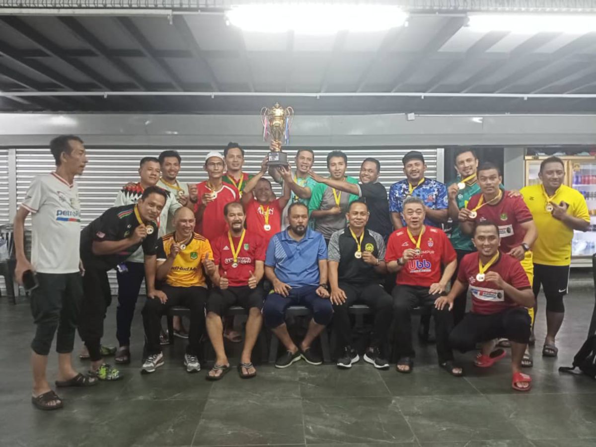 BARISAN pemain PBMM gembira bersama pingat kemenangan dan trofi. 