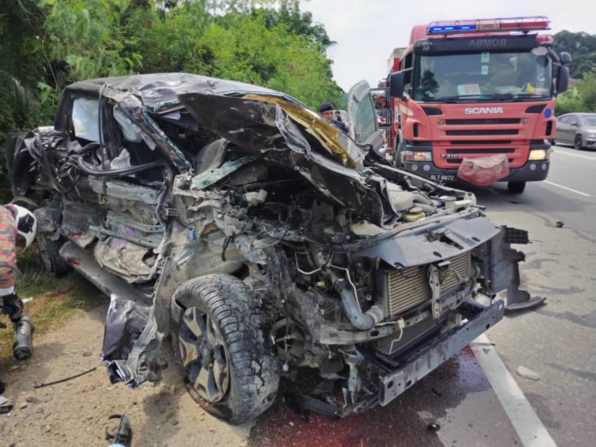 KEADAAN Toyota Hilux yang bertembung dengan treler berdekatan Kampung Desa Bakti. FOTO Ihsan Balai Bomba dan Penyelamat Mentakab