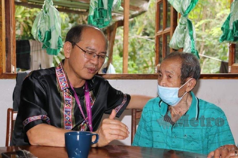 PRESIDEN Pertubuhan Progresif Kinabalu Bersatu (UPKO), Datuk Seri Wilfred Madius Tangau bertemu kedua ibu bapanya di Kampung Lokos, Kiulu untuk mendapatkan restu. FOTO IHSAN UPKO