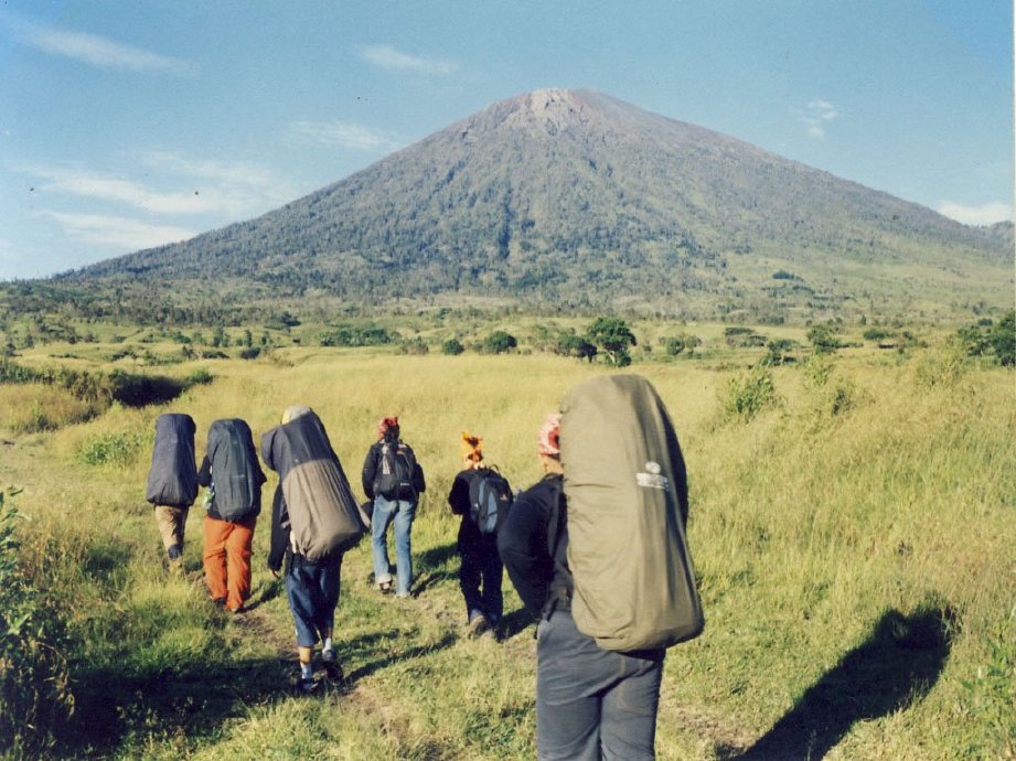 Gunung Rinjani di Lombok yang menjadi tumpuan ramai pendaki.