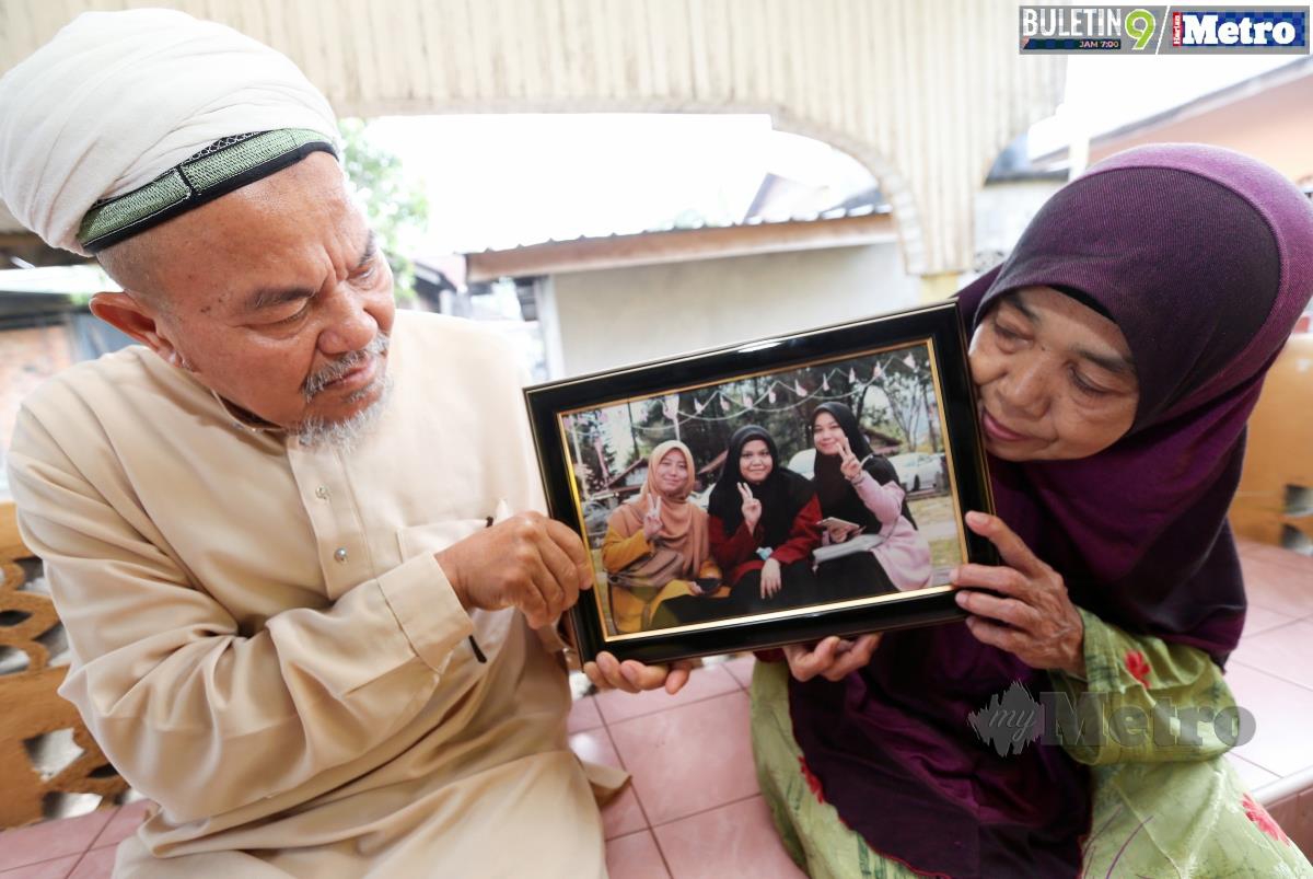 MOHD Nadzir bersama isterinya sayu melihat gambar tiga anak mereka yang maut akibat renjatan elektrik.
