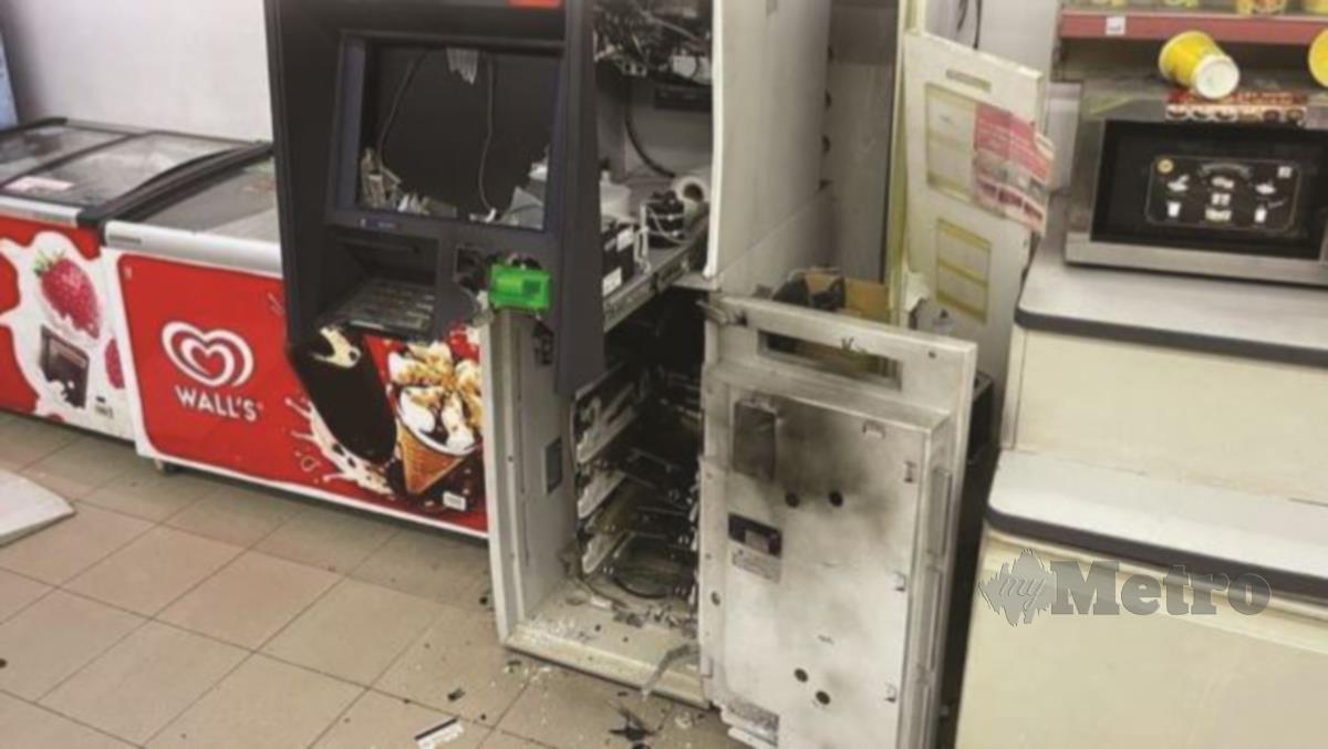 MESIN ATM di sebuah kedai serbaneka yang diletupkan penjenayah sebelum melarikan wang tunai RM260,000.