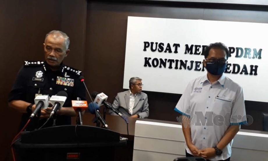  Ketua Polis Kedah, Datuk Zainuddin Yaacob menerima sumbangan daripada Naib Canselor UUM, Prof Datuk Dr Ahmad Bashawir Abdul Ghani di Ibu Pejabat Polis Kontijen (IPK) Kedah. FOTO AMRAN HAMID